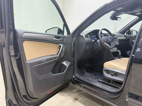 Used 2022 Volkswagen Tiguan SE image 19