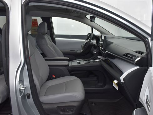 Used 2025 Toyota Sienna XLE FWD image 11