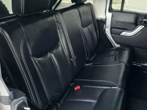 Used 2015 Jeep Wrangler Unlimited Sahara w/ Connectivity Group image 21
