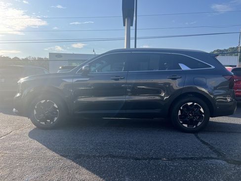 Used 2024 Kia Sorento S w/ Panoramic Sunroof Package FWD image 2