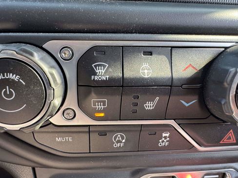 Used 2022 Jeep Wrangler Unlimited Sahara AWD/4WD image 31