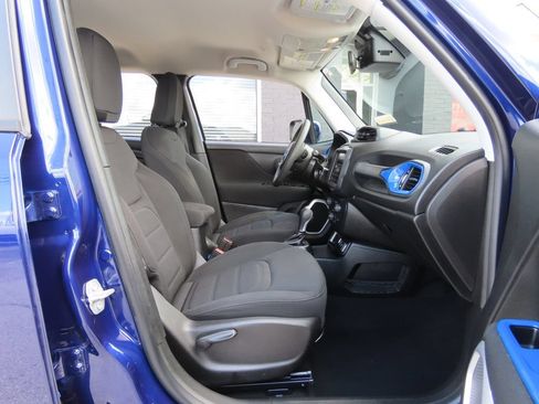 Used 2018 Jeep Renegade Latitude w/ UConnect 8.4 Nav Group FWD image 33