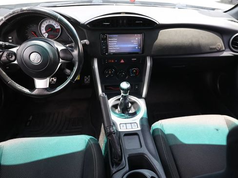 Used 2017 Toyota 86 RWD image 2