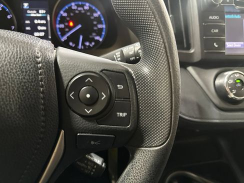 Used 2018 Toyota RAV4 LE FWD image 20