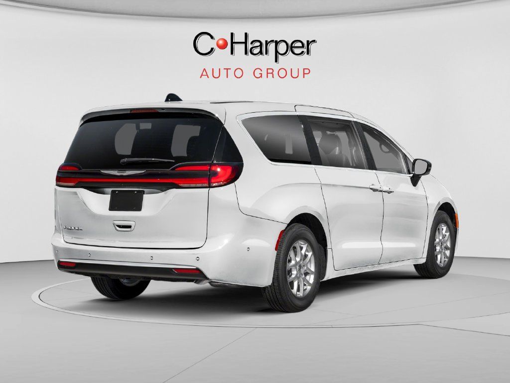 Used 2025 Chrysler Pacifica Select FWD image 2