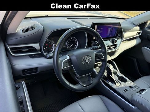 Used 2023 Toyota Highlander XLE FWD image 3