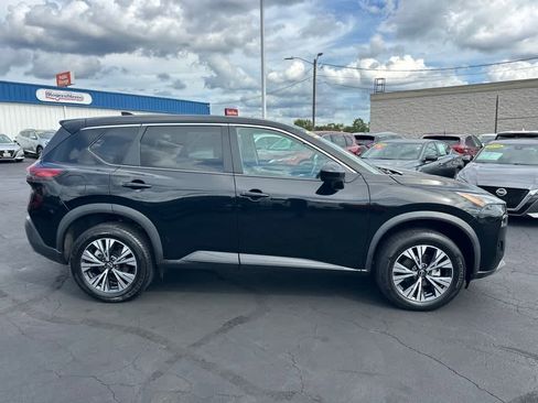 Used 2023 Nissan Rogue SV image 2