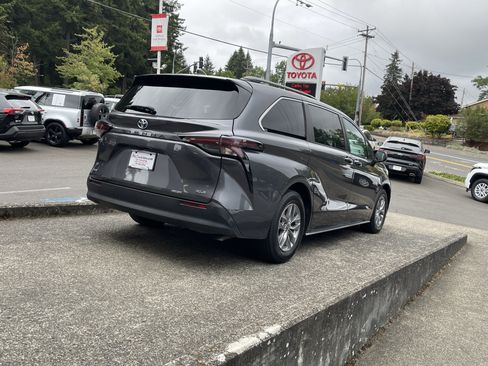 Certified 2025 Toyota Sienna XLE FWD image 8