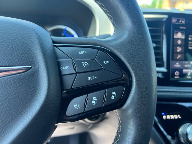 Used 2024 Chrysler Pacifica Limited FWD image 11