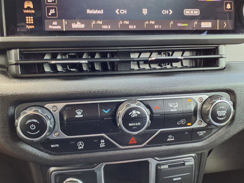 Used 2024 Jeep Wrangler Unlimited Sport AWD/4WD image 9