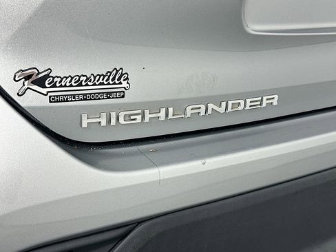 Used 2021 Toyota Highlander LE FWD image 27