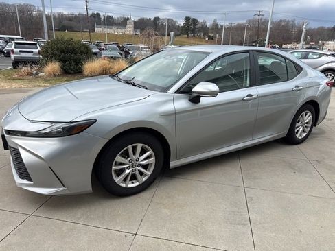 Used 2025 Toyota Camry LE image 3