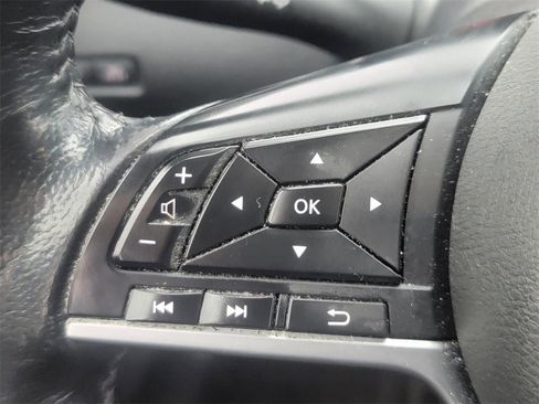 Used 2018 Nissan Rogue SV image 19