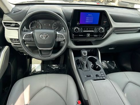 Certified 2025 Toyota Highlander XLE FWD image 19