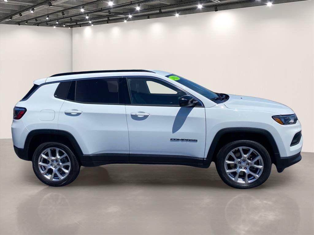 Used 2023 Jeep Compass Latitude AWD/4WD image 8