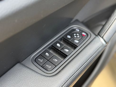 Certified 2023 Porsche Cayenne AWD/4WD image 25