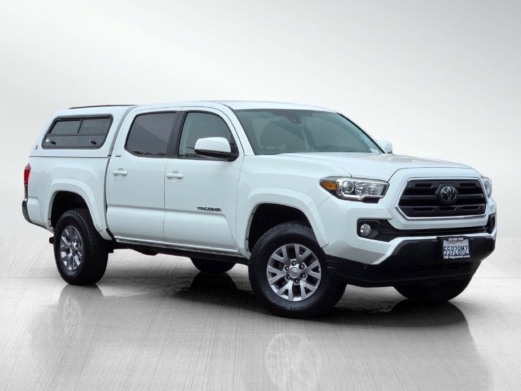 Used 2018 Toyota Tacoma SR5 RWD image 2