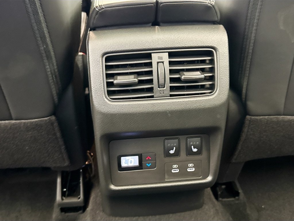 Used 2025 Nissan Rogue Platinum w/ Platinum Premium Package FWD image 32