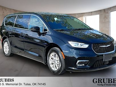 Used 2025 Chrysler Pacifica Select
