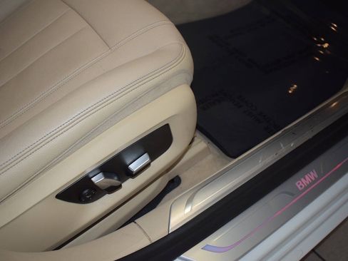 Used 2019 BMW 740i RWD image 21