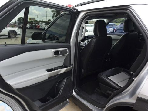 Used 2022 Ford Explorer XLT w/ Equipment Group 202A image 30