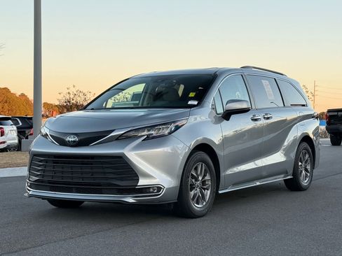 Used 2023 Toyota Sienna XLE image 2