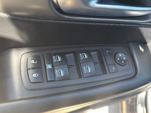 Used 2025 Chrysler Pacifica Select FWD image 18