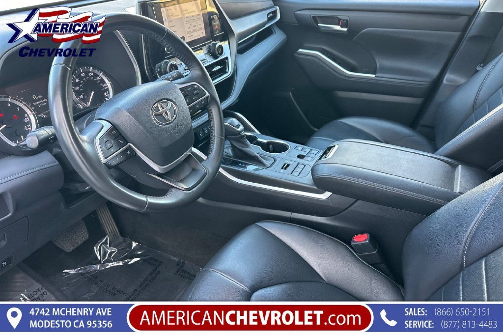 Used 2023 Toyota Highlander XLE AWD/4WD image 10