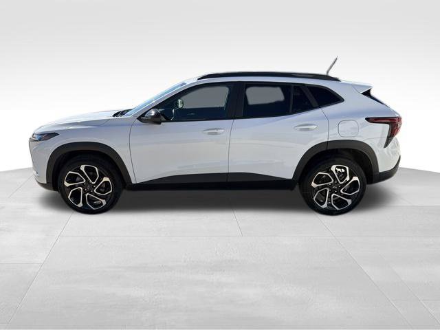 Used 2024 Chevrolet Trax RS w/ Sunroof Package FWD image 2