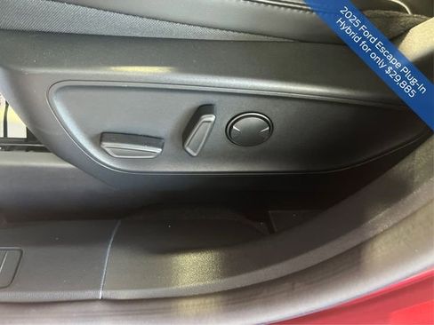 Used 2025 Ford Escape SE image 17