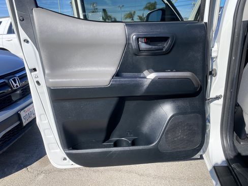 Used 2017 Toyota Tacoma TRD Sport RWD image 19