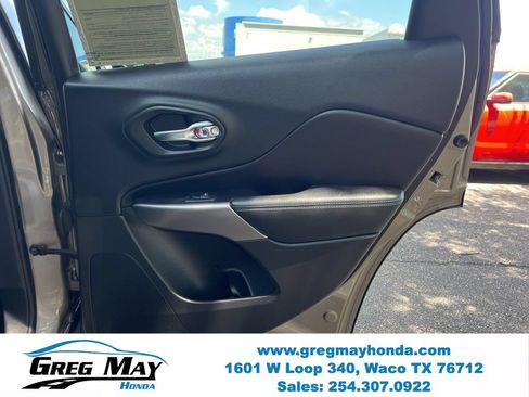 Used 2019 Jeep Cherokee Latitude Plus w/ Comfort/Convenience Group AWD/4WD image 13