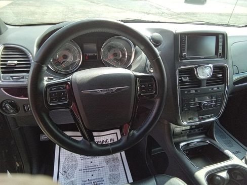 Used 2014 Chrysler Town & Country S image 13