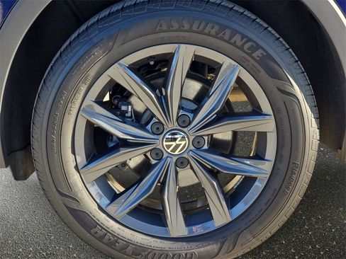 Used 2022 Volkswagen Tiguan SE image 37