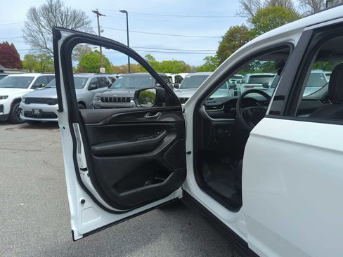 Used 2023 Jeep Grand Cherokee L Laredo w/ Luxury Tech Group I AWD/4WD image 11