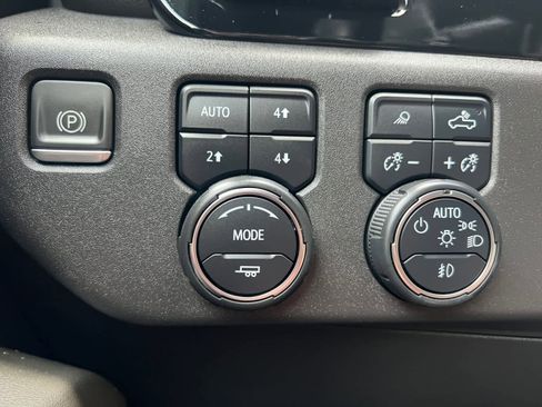 Used 2022 Chevrolet Silverado 1500 ZR2 w/ Technology Package image 16