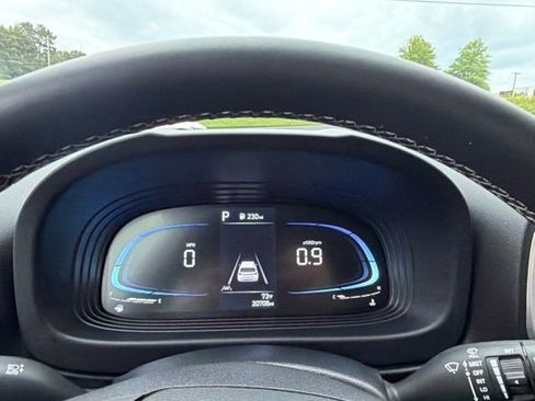 Used 2024 Hyundai Venue SEL FWD image 11