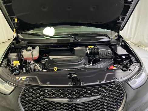 Used 2025 Chrysler Pacifica Limited image 15