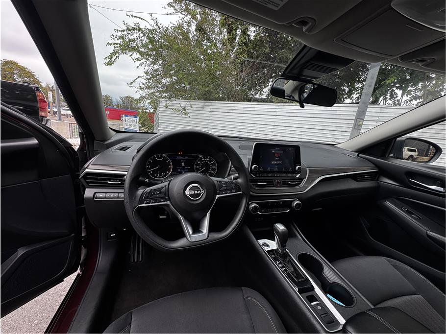 Used 2025 Nissan Altima 2.5 SV AWD/4WD image 2