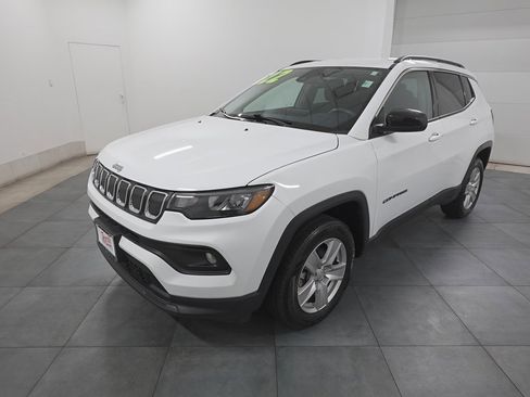 Used 2022 Jeep Compass Latitude image 1