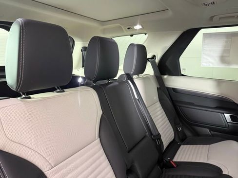 New 2025 Land Rover Discovery Metropolitan Edition image 29