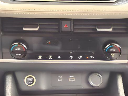 Used 2023 Nissan Rogue SV image 17