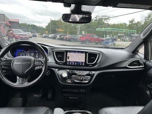 Used 2020 Chrysler Pacifica Touring-L w/ Advanced Safetytec Group FWD image 33