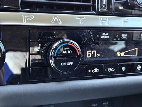 New 2026 Nissan Pathfinder SL w/ SL Premium Package FWD image 17