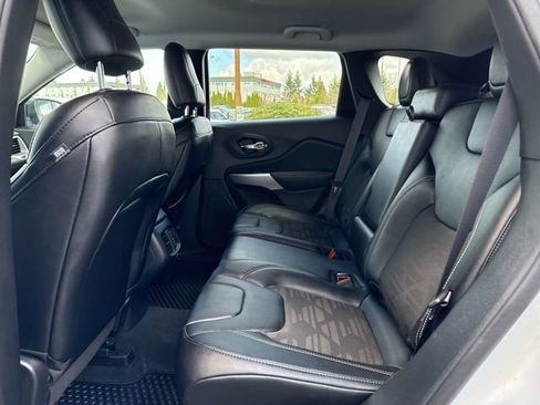 Used 2022 Jeep Cherokee Latitude AWD/4WD image 16