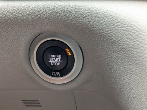 Used 2023 Chrysler Pacifica Touring-L image 30