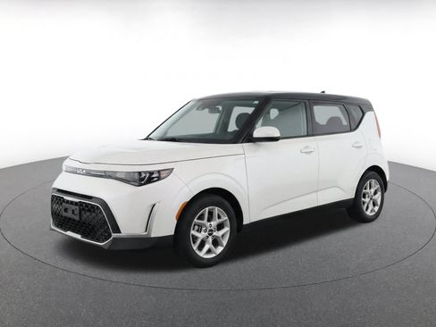 Used 2025 Kia Soul LX w/ LX Technology Package FWD image 3