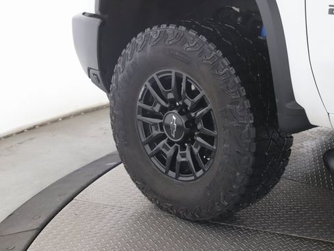 Used 2024 Chevrolet Silverado 2500 ZR2 w/ Technology Package image 13
