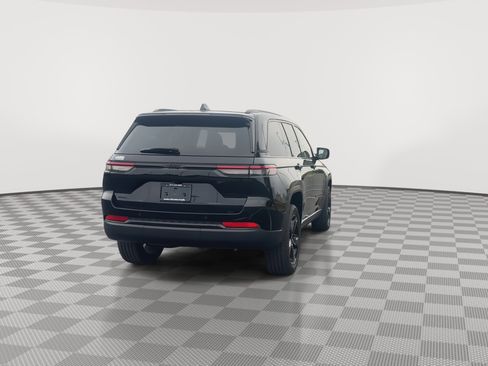Used 2023 Jeep Grand Cherokee Altitude AWD/4WD image 7