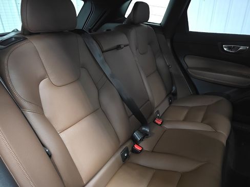 Used 2023 Volvo XC60 B5 Plus image 17